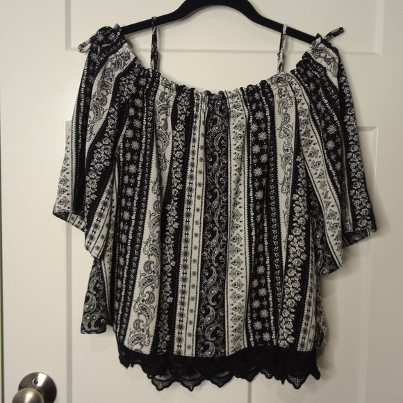 IZ Byer Black and White Floral/Paisley print- Women's size M - Picture 2 of 4